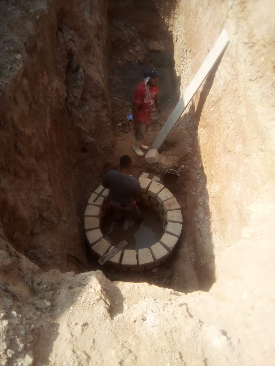 POZO DE VISITA DE MURO DE TABIQUE DE 0.25 M. A TIZON, APLANADO PULIDO, DESPLANTE SOBRE MAMPOSTERIA, ESCALONES, NO INCLUYE: BROCAL Y TAPA DE CONCRETO, DIAMETRO DE 0.60 A 0.90 M. SOBRE TUBO DE 0.30 A 0.45 M. PROFUNDIDAD RASANTE HIDR. 3.50 M.					
			